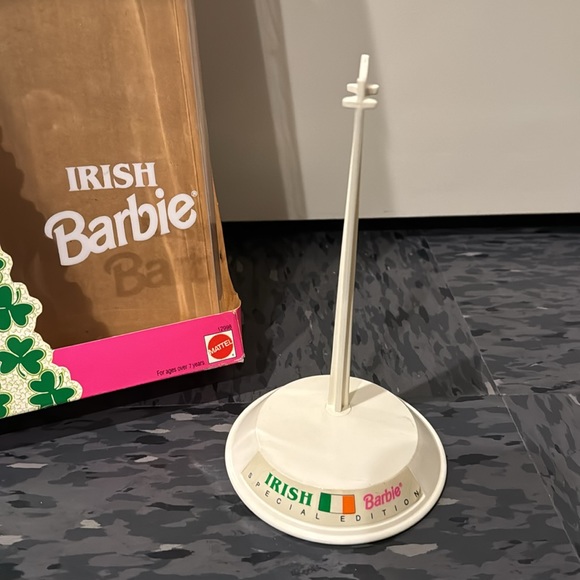 Dolls of the World: Irish Barbie - Picture 7 of 9